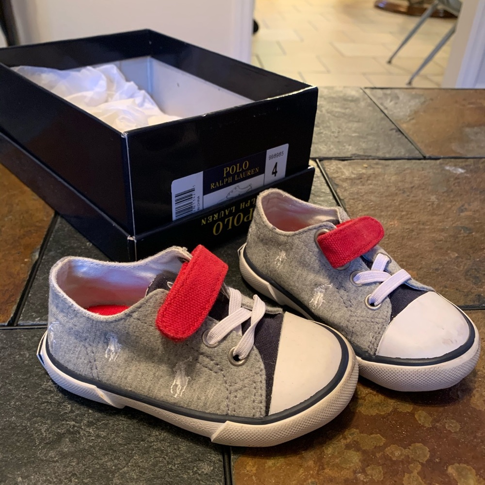 Tennis shoes